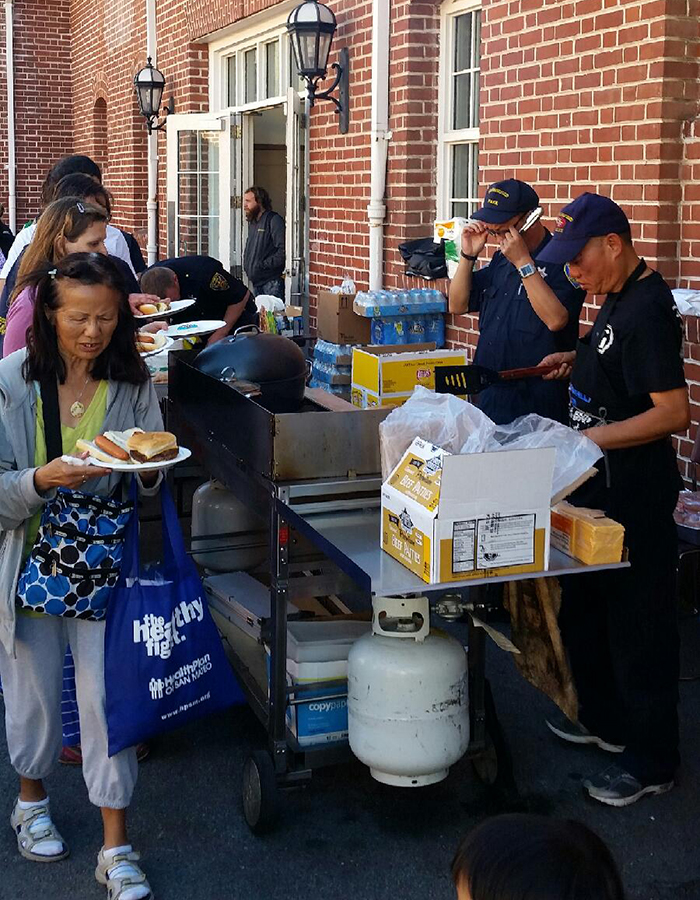 Officers help feed the hungry