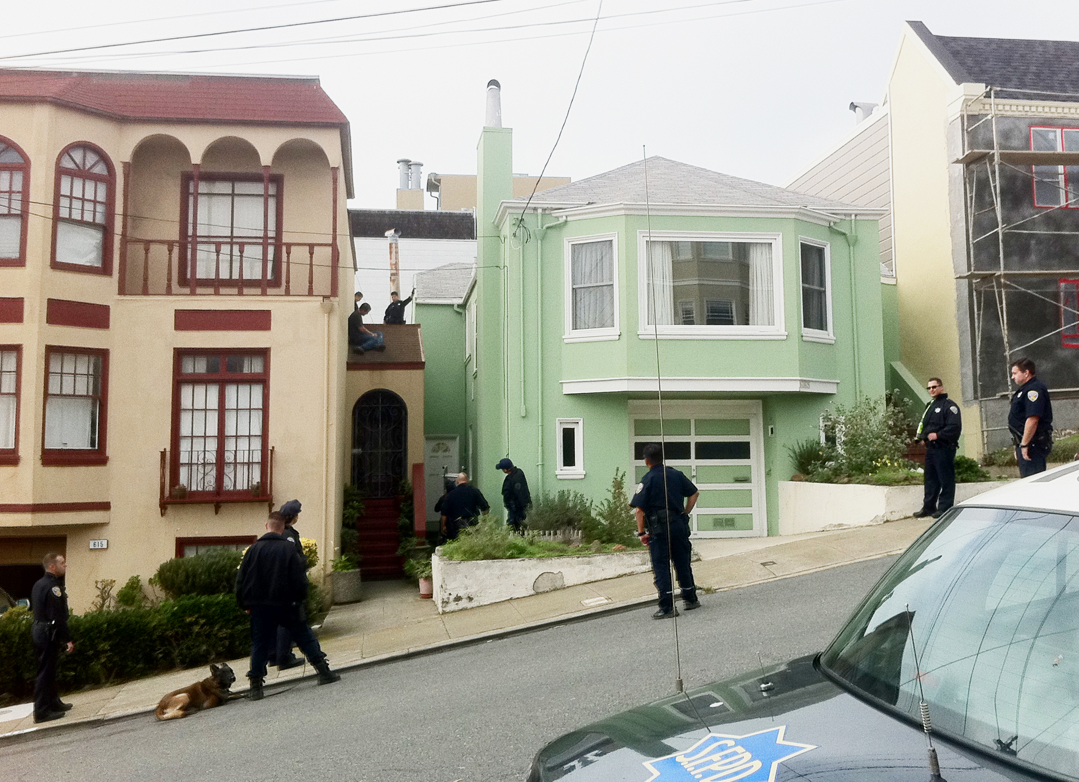 SFPD arrest a suspect on a roof on 47th Avenue. Photo by John G.